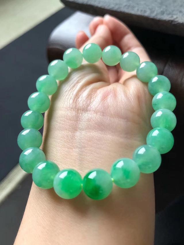 翡翠珠链怎么戴好看,翡翠珠链的知识-第3张图片-翡翠网 翡翠珠链怎么戴好看,翡翠珠链的知识-第3张图片-翡翠网