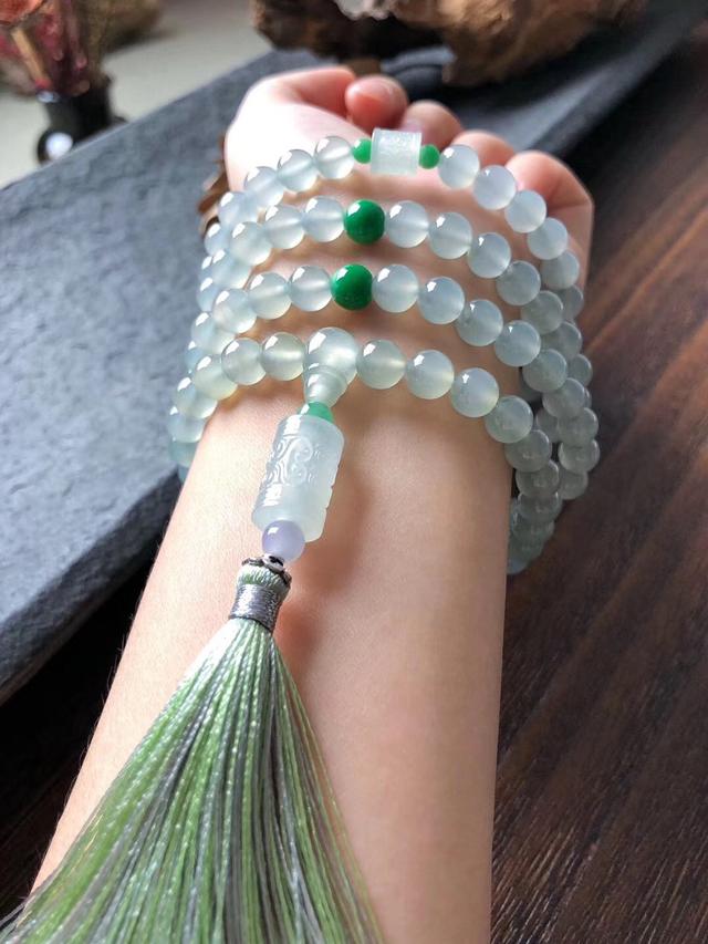 翡翠珠链怎么戴好看,翡翠珠链的知识-第4张图片-翡翠网 翡翠珠链怎么戴好看,翡翠珠链的知识-第4张图片-翡翠网