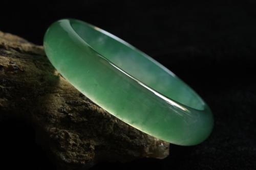 豆绿种翡翠手镯价格细豆种满绿翡翠手镯-第2张图片-翡翠网 豆绿种翡翠手镯价格细豆种满绿翡翠手镯-第2张图片-翡翠网