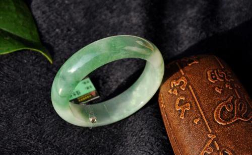 豆绿种翡翠手镯价格细豆种满绿翡翠手镯-第4张图片-翡翠网 豆绿种翡翠手镯价格细豆种满绿翡翠手镯-第4张图片-翡翠网