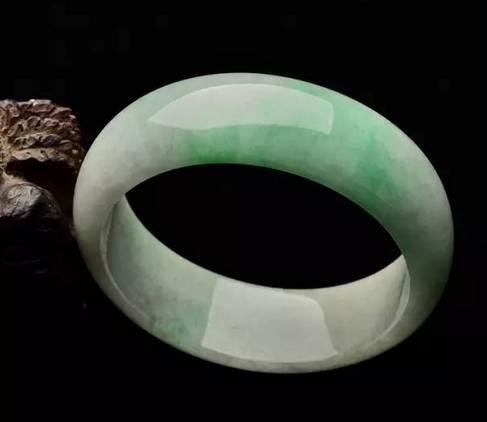 豆绿种翡翠手镯价格细豆种满绿翡翠手镯-第11张图片-翡翠网 豆绿种翡翠手镯价格细豆种满绿翡翠手镯-第11张图片-翡翠网