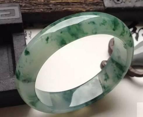 豆绿种翡翠手镯价格细豆种满绿翡翠手镯-第13张图片-翡翠网 豆绿种翡翠手镯价格细豆种满绿翡翠手镯-第13张图片-翡翠网