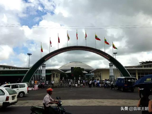 缅甸很多翡翠原石吗,缅甸公盘翡翠原石做了什么-第1张图片-翡翠网 缅甸很多翡翠原石吗,缅甸公盘翡翠原石做了什么-第1张图片-翡翠网