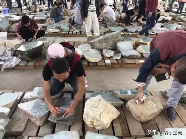 缅甸很多翡翠原石吗,缅甸公盘翡翠原石做了什么-第8张图片-翡翠网 缅甸很多翡翠原石吗,缅甸公盘翡翠原石做了什么-第8张图片-翡翠网