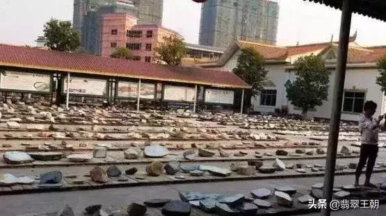 缅甸很多翡翠原石吗,缅甸公盘翡翠原石做了什么-第13张图片-翡翠网 缅甸很多翡翠原石吗,缅甸公盘翡翠原石做了什么-第13张图片-翡翠网