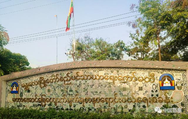 翡翠原石开料翡翠原石开解图片-第1张图片-翡翠网 翡翠原石开料翡翠原石开解图片-第1张图片-翡翠网