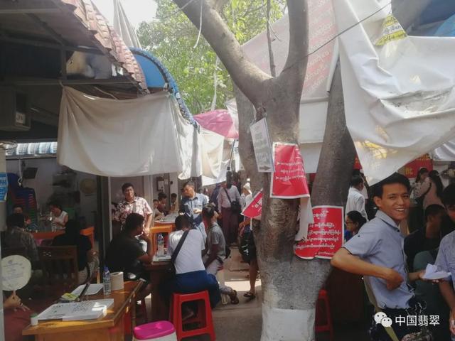 翡翠原石开料翡翠原石开解图片-第6张图片-翡翠网 翡翠原石开料翡翠原石开解图片-第6张图片-翡翠网