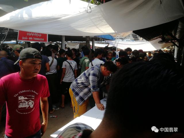 翡翠原石开料翡翠原石开解图片-第7张图片-翡翠网 翡翠原石开料翡翠原石开解图片-第7张图片-翡翠网