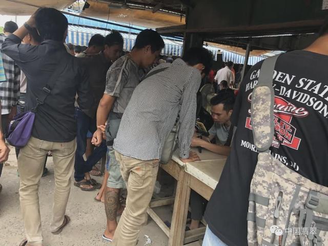 翡翠原石开料翡翠原石开解图片-第8张图片-翡翠网 翡翠原石开料翡翠原石开解图片-第8张图片-翡翠网