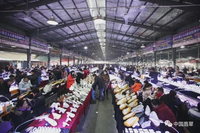 翡翠原石开料翡翠原石开解图片-第9张图片-翡翠网 翡翠原石开料翡翠原石开解图片-第9张图片-翡翠网