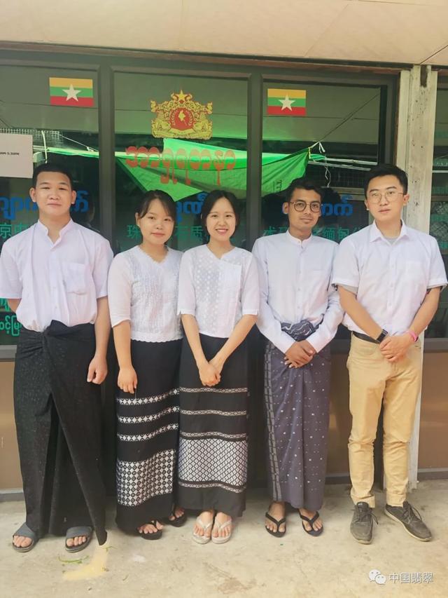 翡翠原石开料翡翠原石开解图片-第10张图片-翡翠网 翡翠原石开料翡翠原石开解图片-第10张图片-翡翠网