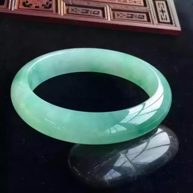 翡翠手镯一般多大合适,玉镯带多大尺寸合适-第1张图片-翡翠网 翡翠手镯一般多大合适,玉镯带多大尺寸合适-第1张图片-翡翠网