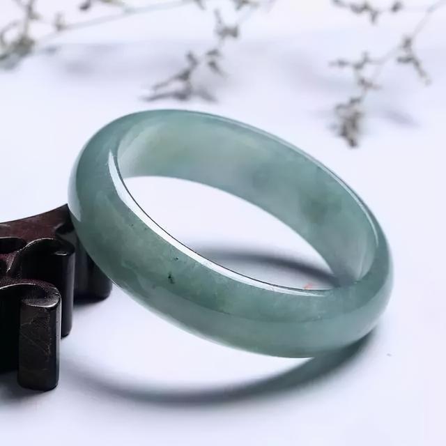 翡翠手镯一般多大合适,玉镯带多大尺寸合适-第5张图片-翡翠网 翡翠手镯一般多大合适,玉镯带多大尺寸合适-第5张图片-翡翠网