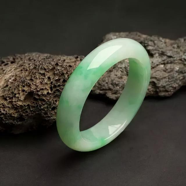 翡翠手镯一般多大合适,玉镯带多大尺寸合适-第6张图片-翡翠网 翡翠手镯一般多大合适,玉镯带多大尺寸合适-第6张图片-翡翠网