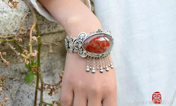 翡翠吊坠编绳视频,翡翠原石挂件编绳视频-第1张图片-翡翠网 翡翠吊坠编绳视频,翡翠原石挂件编绳视频-第1张图片-翡翠网