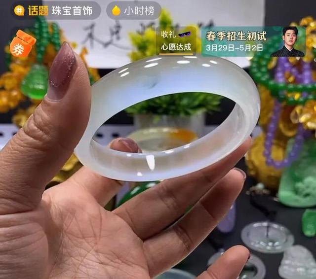 酸洗手镯对身体危害翡翠手镯酸洗注胶起源时间-第2张图片-翡翠网 酸洗手镯对身体危害翡翠手镯酸洗注胶起源时间-第2张图片-翡翠网