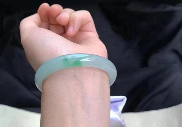 酸洗手镯对身体危害翡翠手镯酸洗注胶起源时间-第3张图片-翡翠网 酸洗手镯对身体危害翡翠手镯酸洗注胶起源时间-第3张图片-翡翠网