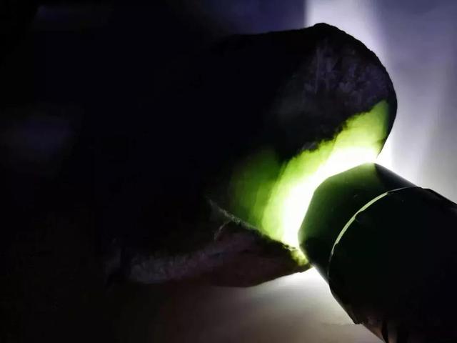 翡翠加工师傅翡翠找个翡翠知识的师傅-第1张图片-翡翠网 翡翠加工师傅翡翠找个翡翠知识的师傅-第1张图片-翡翠网