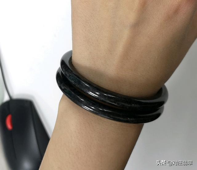 翡翠手镯水墨画能养开吗翡翠手镯养人说法-第4张图片-翡翠网 翡翠手镯水墨画能养开吗翡翠手镯养人说法-第4张图片-翡翠网