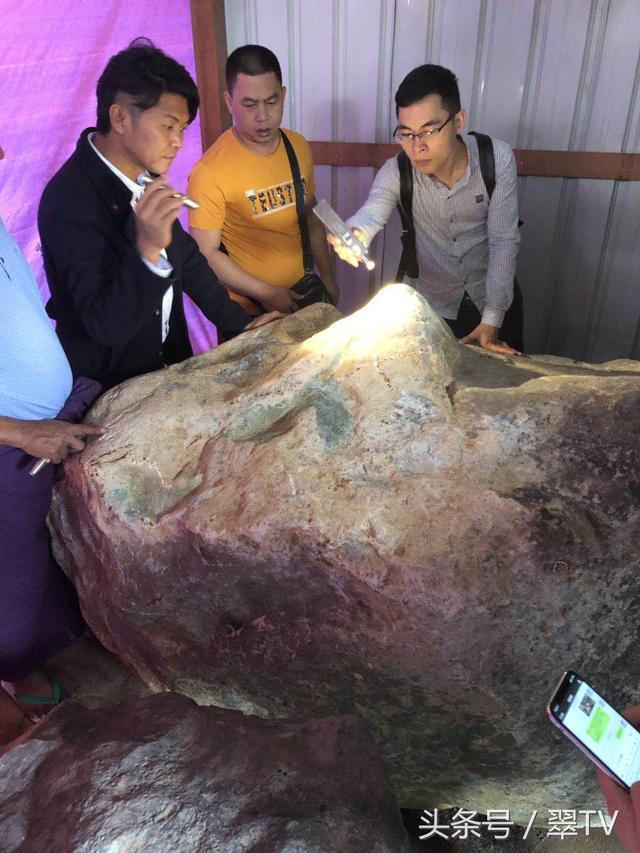 翡翠原石有几种,翡翠原石帮销-第5张图片-翡翠网 翡翠原石有几种,翡翠原石帮销-第5张图片-翡翠网