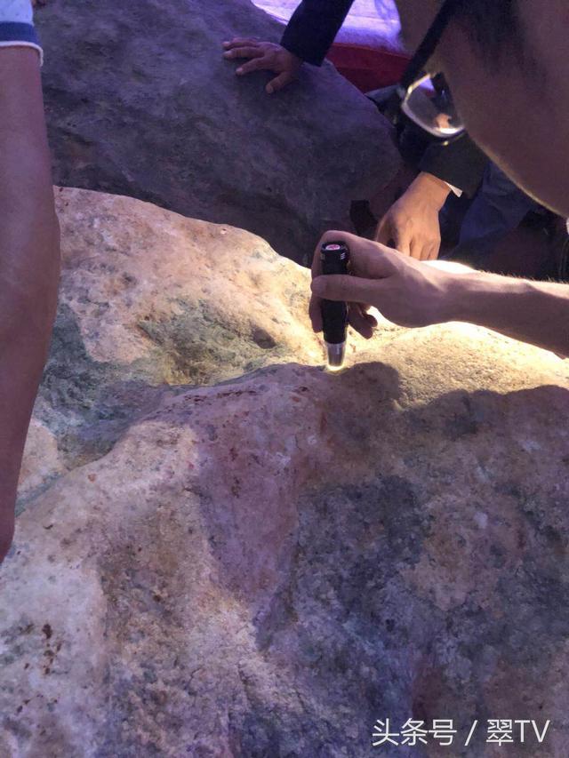 翡翠原石有几种,翡翠原石帮销-第8张图片-翡翠网 翡翠原石有几种,翡翠原石帮销-第8张图片-翡翠网