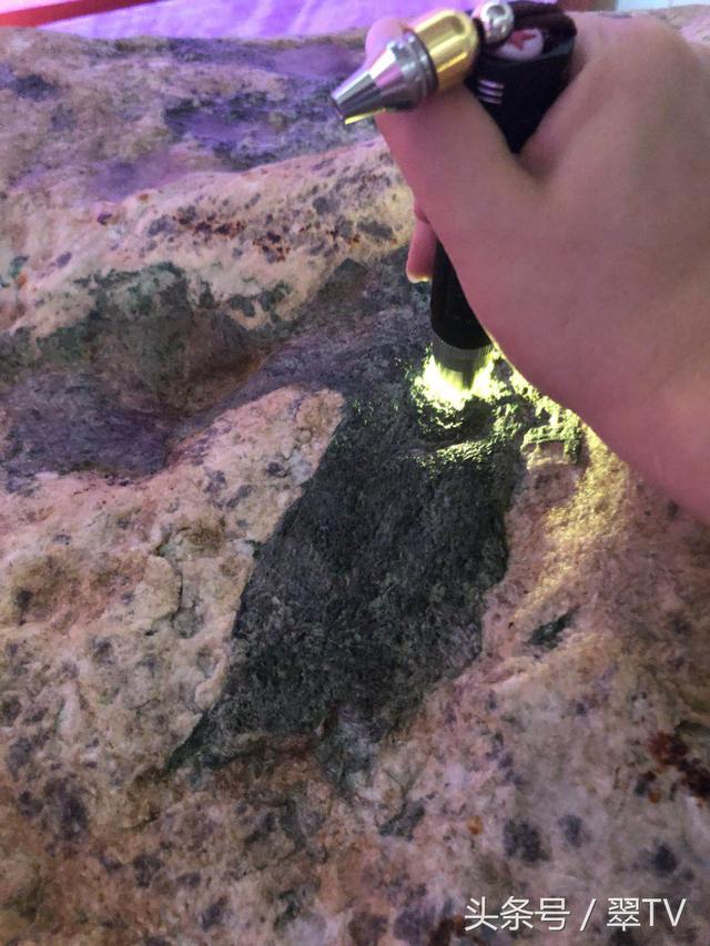 翡翠原石有几种,翡翠原石帮销-第9张图片-翡翠网 翡翠原石有几种,翡翠原石帮销-第9张图片-翡翠网