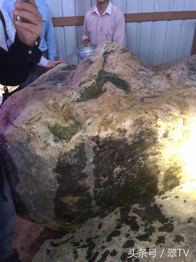 翡翠原石有几种,翡翠原石帮销-第10张图片-翡翠网 翡翠原石有几种,翡翠原石帮销-第10张图片-翡翠网