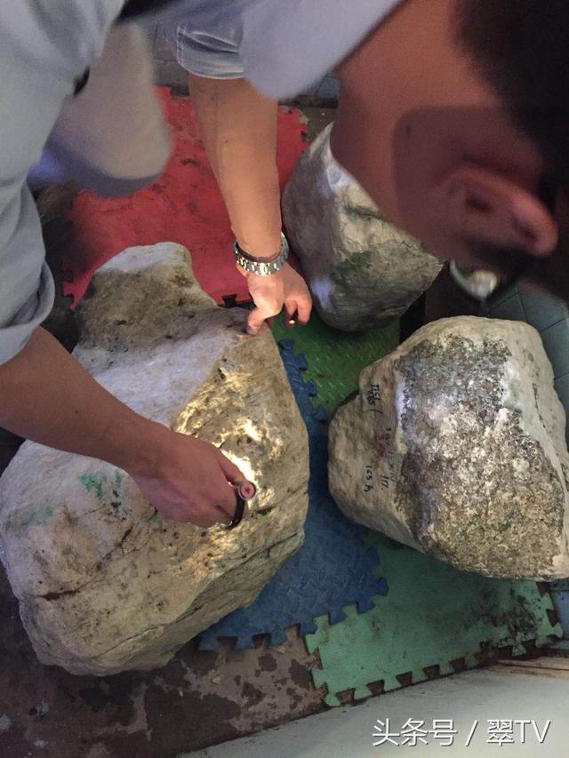 翡翠原石有几种,翡翠原石帮销-第18张图片-翡翠网 翡翠原石有几种,翡翠原石帮销-第18张图片-翡翠网