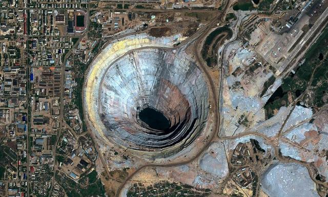 翡翠原石采矿教程翡翠原石表面-第2张图片-翡翠网 翡翠原石采矿教程翡翠原石表面-第2张图片-翡翠网