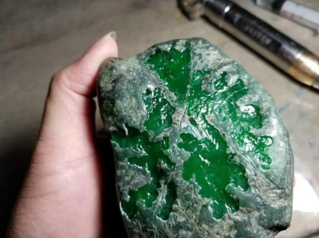 玻璃种帝王绿翡翠原石玻璃种帝王绿手镯拍卖价格-第1张图片-翡翠网