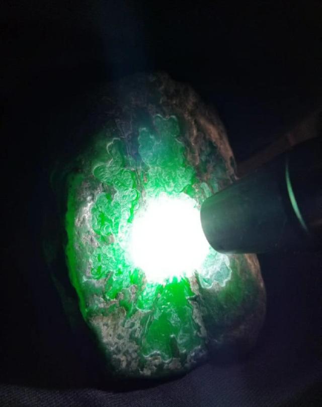 玻璃种帝王绿翡翠原石玻璃种帝王绿手镯拍卖价格-第4张图片-翡翠网