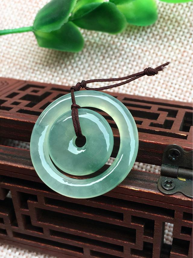 冰种翡翠手镯翡翠手镯文化底蕴-第3张图片-翡翠网 冰种翡翠手镯翡翠手镯文化底蕴-第3张图片-翡翠网