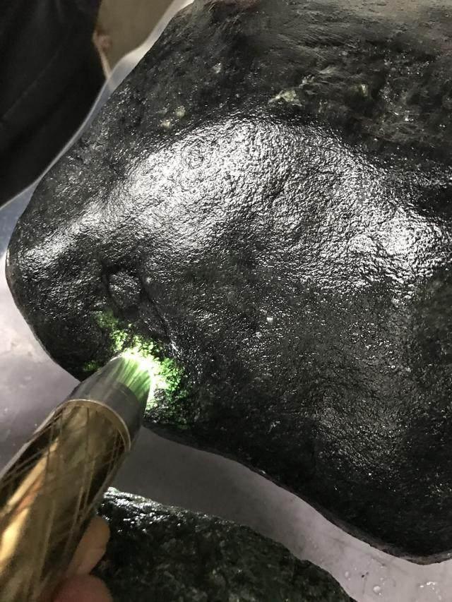 水翻砂水锈皮翡翠原石特征翡翠原石脱沙怎么看-第1张图片-翡翠网 水翻砂水锈皮翡翠原石特征翡翠原石脱沙怎么看-第1张图片-翡翠网