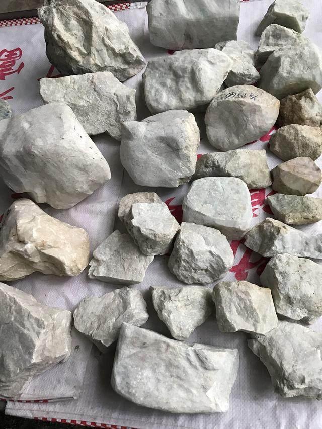 水翻砂水锈皮翡翠原石特征翡翠原石脱沙怎么看-第2张图片-翡翠网 水翻砂水锈皮翡翠原石特征翡翠原石脱沙怎么看-第2张图片-翡翠网