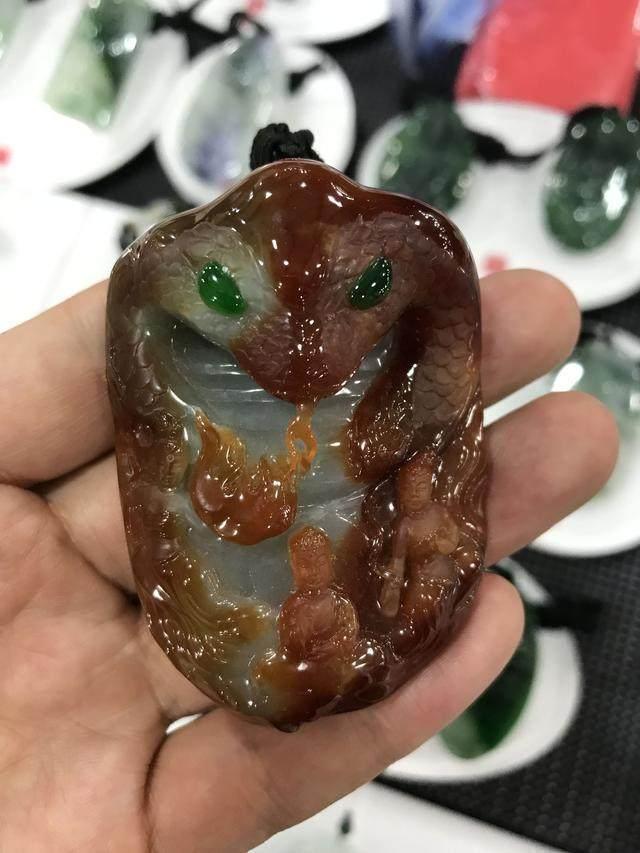 水翻砂水锈皮翡翠原石特征翡翠原石脱沙怎么看-第3张图片-翡翠网 水翻砂水锈皮翡翠原石特征翡翠原石脱沙怎么看-第3张图片-翡翠网