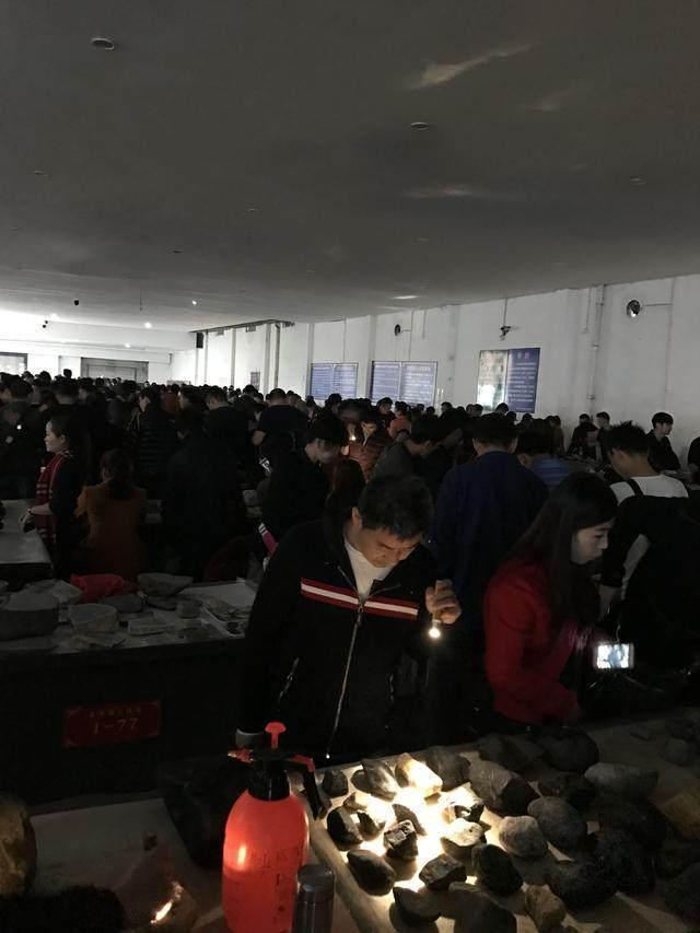 水翻砂水锈皮翡翠原石特征翡翠原石脱沙怎么看-第4张图片-翡翠网 水翻砂水锈皮翡翠原石特征翡翠原石脱沙怎么看-第4张图片-翡翠网