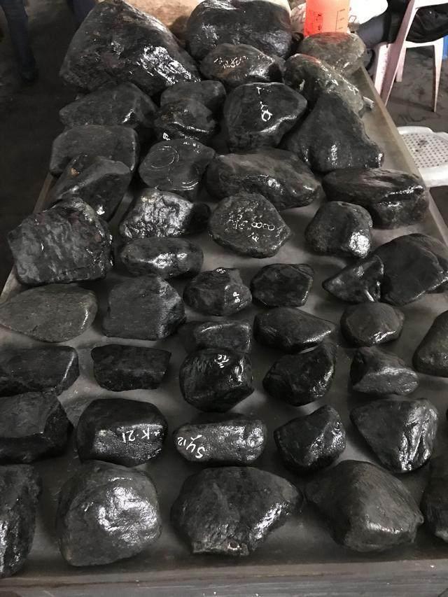 水翻砂水锈皮翡翠原石特征翡翠原石脱沙怎么看-第5张图片-翡翠网 水翻砂水锈皮翡翠原石特征翡翠原石脱沙怎么看-第5张图片-翡翠网