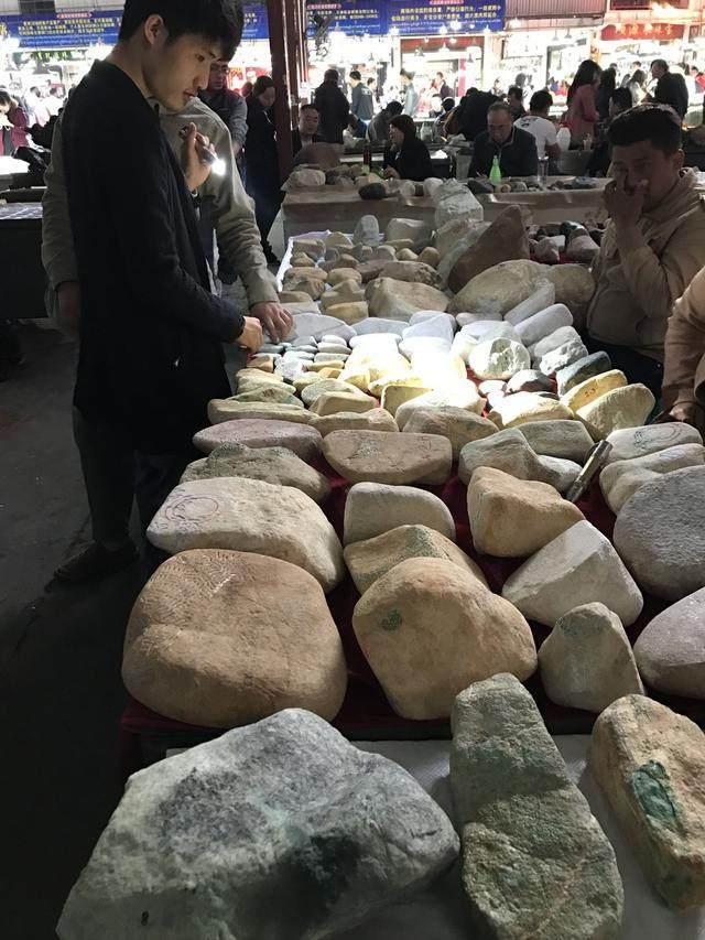 水翻砂水锈皮翡翠原石特征翡翠原石脱沙怎么看-第6张图片-翡翠网 水翻砂水锈皮翡翠原石特征翡翠原石脱沙怎么看-第6张图片-翡翠网