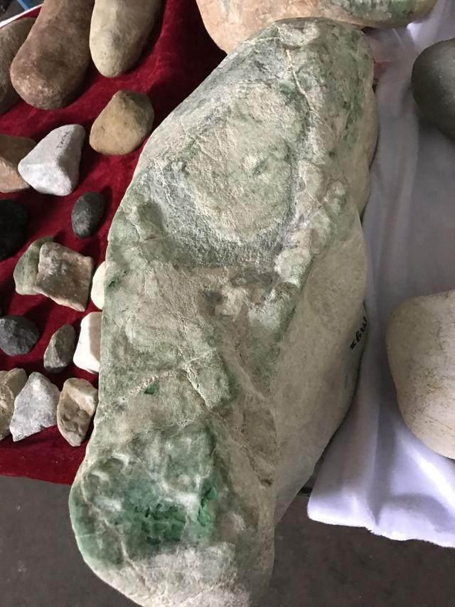 水翻砂水锈皮翡翠原石特征翡翠原石脱沙怎么看-第7张图片-翡翠网 水翻砂水锈皮翡翠原石特征翡翠原石脱沙怎么看-第7张图片-翡翠网