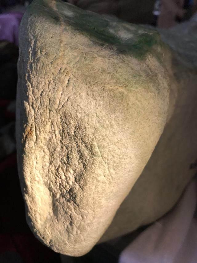 水翻砂水锈皮翡翠原石特征翡翠原石脱沙怎么看-第8张图片-翡翠网 水翻砂水锈皮翡翠原石特征翡翠原石脱沙怎么看-第8张图片-翡翠网