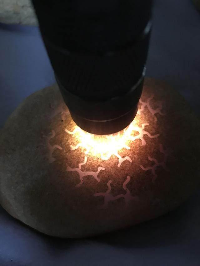 水翻砂水锈皮翡翠原石特征翡翠原石脱沙怎么看-第9张图片-翡翠网 水翻砂水锈皮翡翠原石特征翡翠原石脱沙怎么看-第9张图片-翡翠网