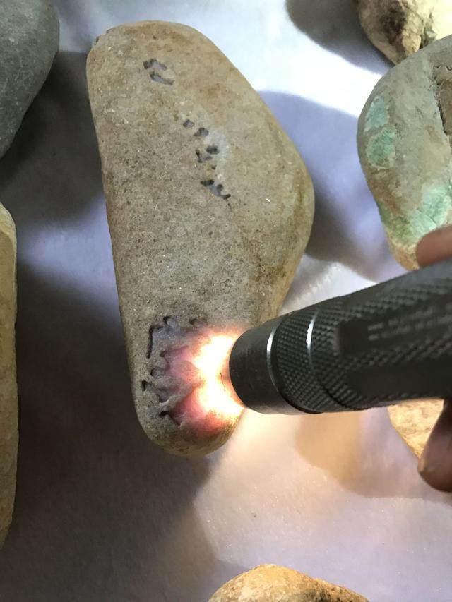 水翻砂水锈皮翡翠原石特征翡翠原石脱沙怎么看-第10张图片-翡翠网 水翻砂水锈皮翡翠原石特征翡翠原石脱沙怎么看-第10张图片-翡翠网