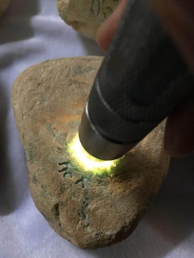 水翻砂水锈皮翡翠原石特征翡翠原石脱沙怎么看-第11张图片-翡翠网 水翻砂水锈皮翡翠原石特征翡翠原石脱沙怎么看-第11张图片-翡翠网