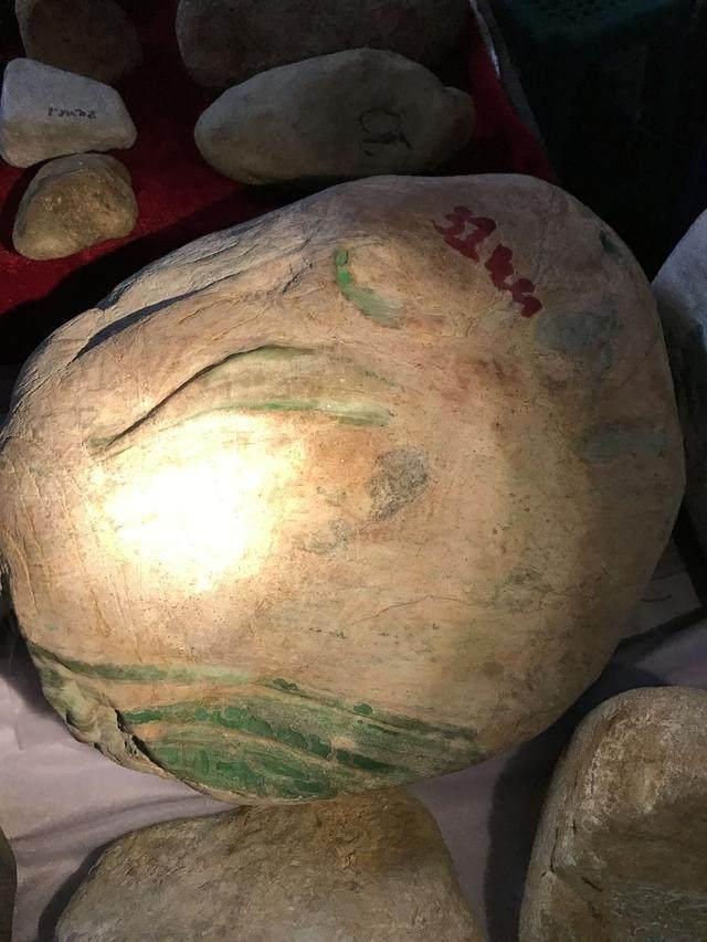 水翻砂水锈皮翡翠原石特征翡翠原石脱沙怎么看-第12张图片-翡翠网 水翻砂水锈皮翡翠原石特征翡翠原石脱沙怎么看-第12张图片-翡翠网