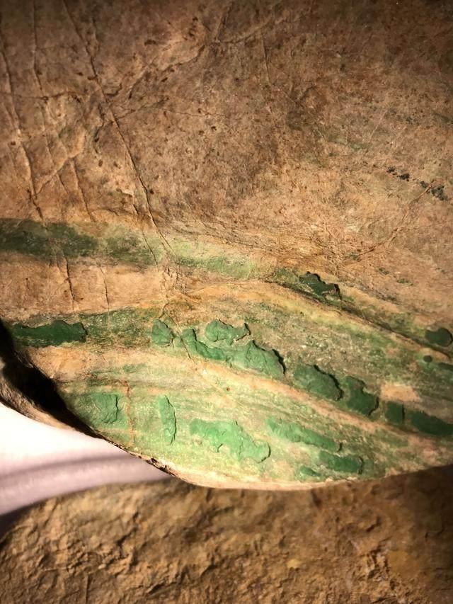 水翻砂水锈皮翡翠原石特征翡翠原石脱沙怎么看-第13张图片-翡翠网 水翻砂水锈皮翡翠原石特征翡翠原石脱沙怎么看-第13张图片-翡翠网