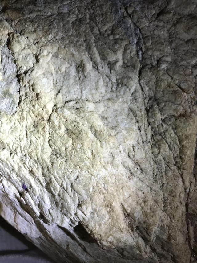 水翻砂水锈皮翡翠原石特征翡翠原石脱沙怎么看-第16张图片-翡翠网 水翻砂水锈皮翡翠原石特征翡翠原石脱沙怎么看-第16张图片-翡翠网