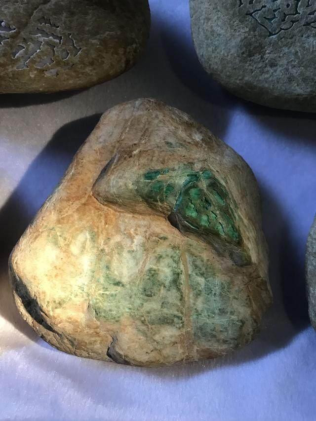 水翻砂水锈皮翡翠原石特征翡翠原石脱沙怎么看-第17张图片-翡翠网 水翻砂水锈皮翡翠原石特征翡翠原石脱沙怎么看-第17张图片-翡翠网