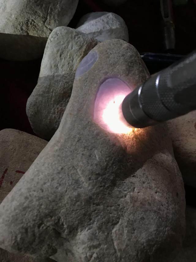 水翻砂水锈皮翡翠原石特征翡翠原石脱沙怎么看-第26张图片-翡翠网 水翻砂水锈皮翡翠原石特征翡翠原石脱沙怎么看-第26张图片-翡翠网