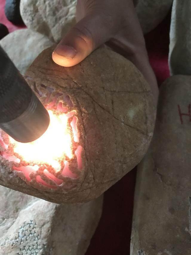 水翻砂水锈皮翡翠原石特征翡翠原石脱沙怎么看-第28张图片-翡翠网 水翻砂水锈皮翡翠原石特征翡翠原石脱沙怎么看-第28张图片-翡翠网