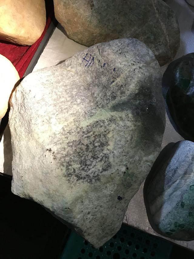 水翻砂水锈皮翡翠原石特征翡翠原石脱沙怎么看-第29张图片-翡翠网 水翻砂水锈皮翡翠原石特征翡翠原石脱沙怎么看-第29张图片-翡翠网